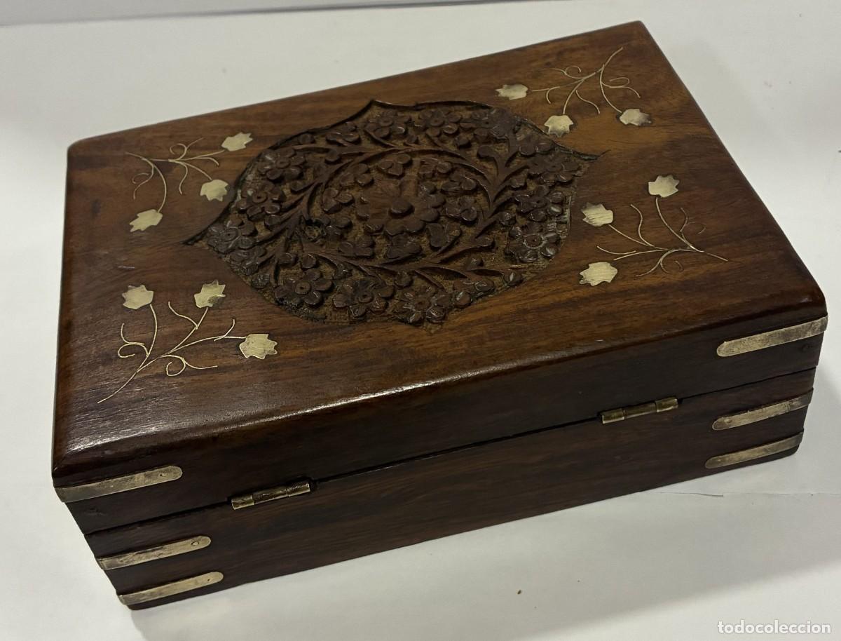 Antig&uuml;edades: CAJA JOYERO TALLADA A MANO DISE&Ntilde;O FLORAL TALLADO EN RELIEVE EN EL CENTRO DE LA TAPA INCRUSTACIONES