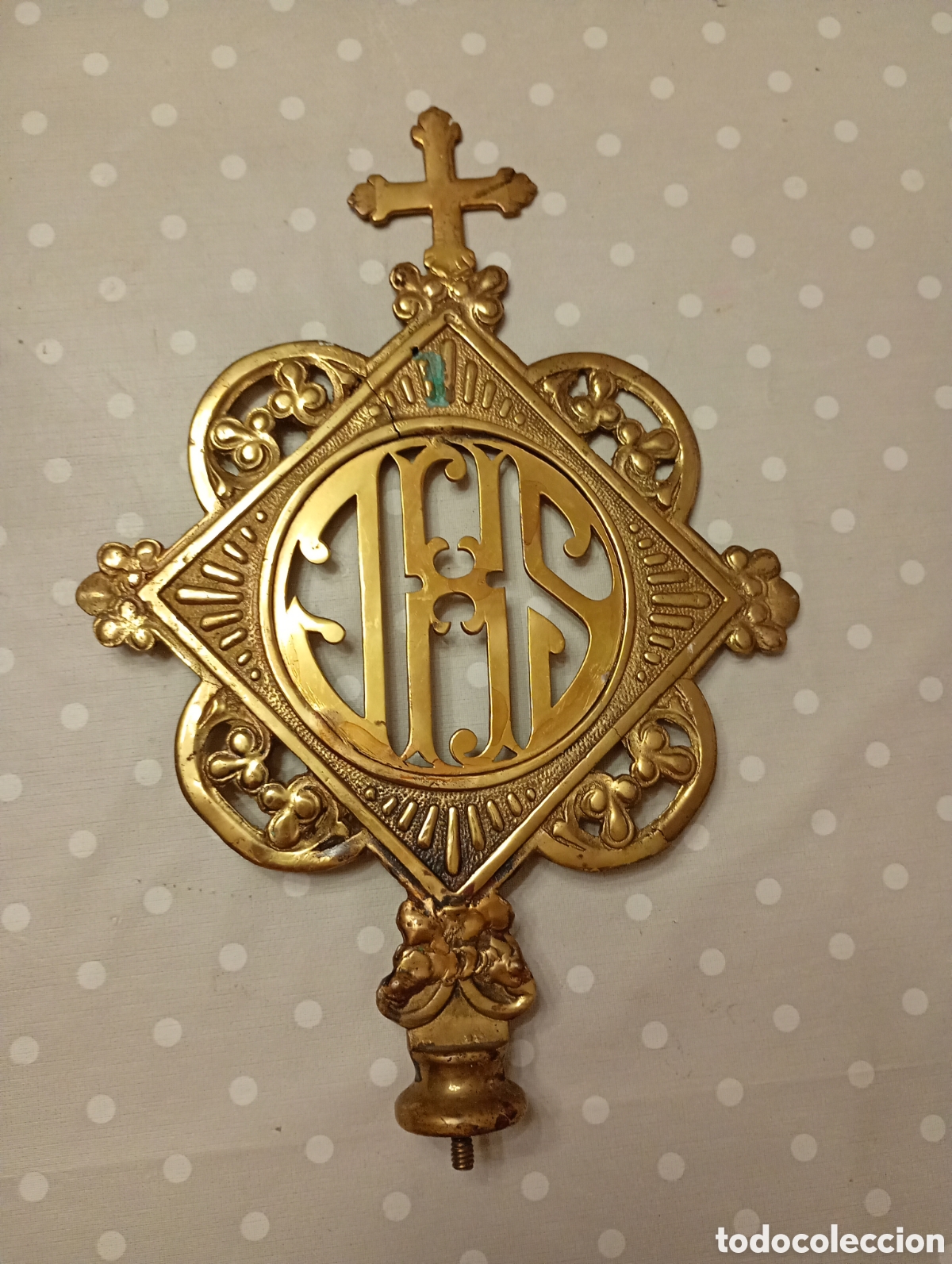 Antig&uuml;edades: Galleta de m&aacute;stil o portaestandarte procesional Semana Santa. Bronce o lat&oacute;n dorado. Cristograma IHS