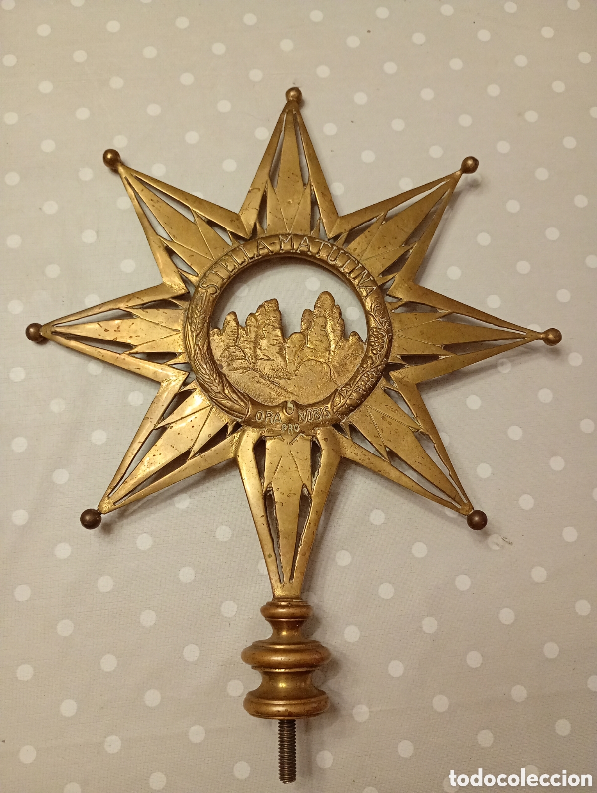 Antig&uuml;edades: Galleta de m&aacute;stil o portaestandarte procesional . Bronce o lat&oacute;n dorado. Stella-matutina. Montserrat