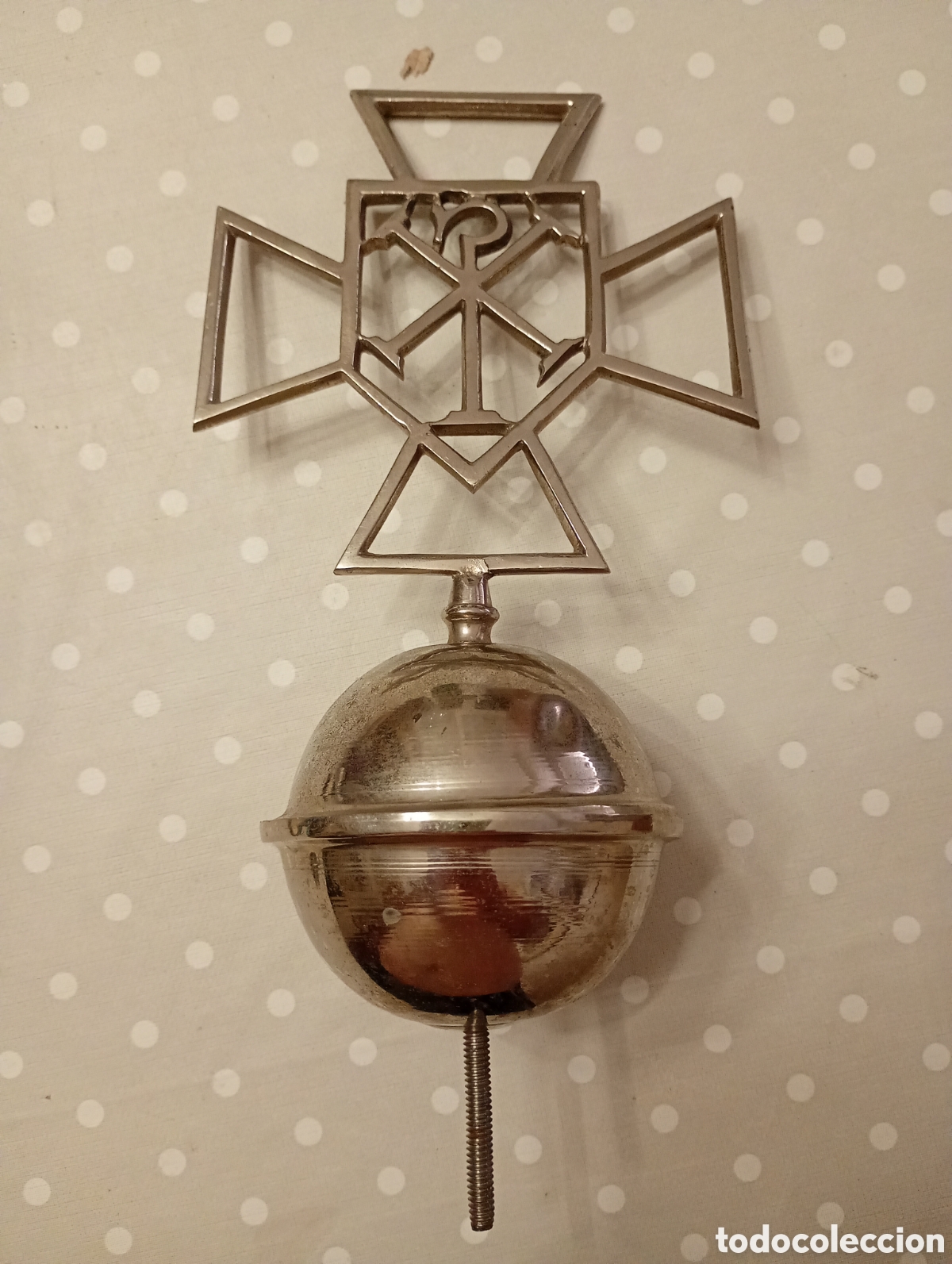 Antig&uuml;edades: Galleta de m&aacute;stil o portaestandarte procesional . Crism&oacute;n cristograma. &iquest;Lat&oacute;n blanco? Semana Santa