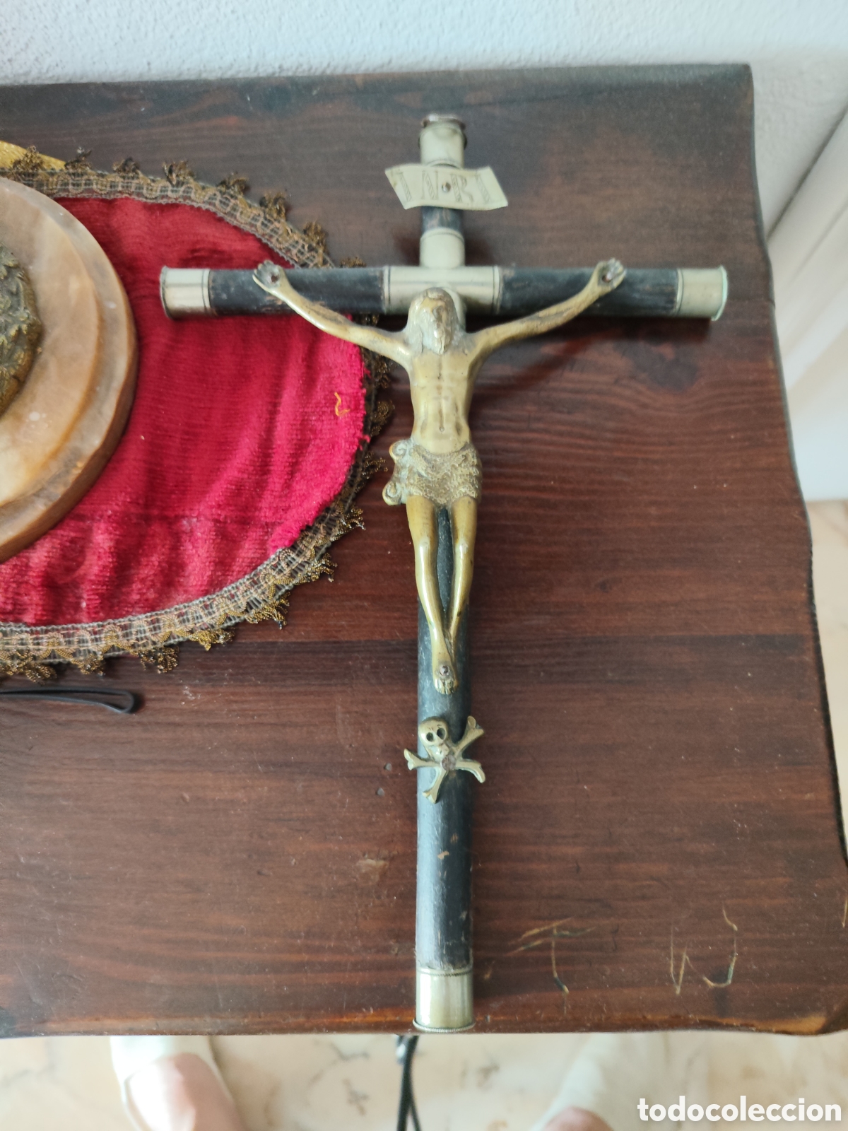 Antig&uuml;edades: CRUCIFIJO ANTIGUO CON CANTONERAS PLATEADAS