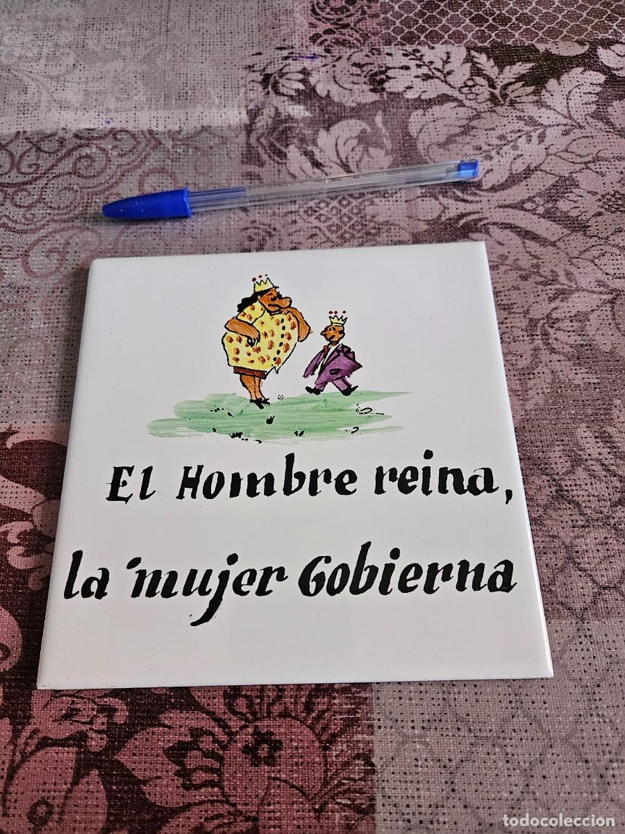 Antig&uuml;edades: Azulejo Decorativo Con Un Refr&aacute;n Popular Espa&ntilde;ol Ilustrado Con Un Dibujo Humor&iacute;stico.