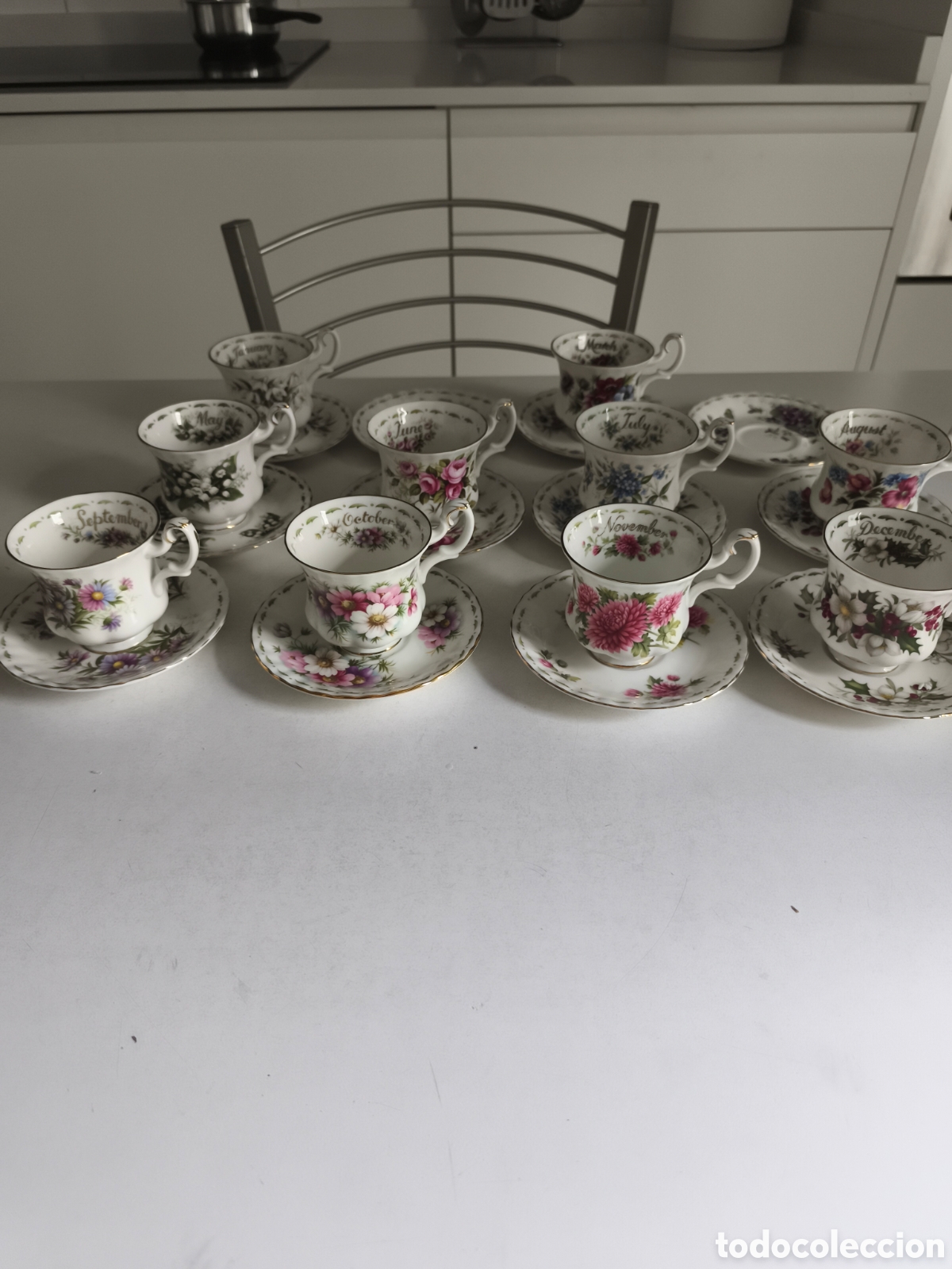 Antig&uuml;edades: Antiguo juego de Te de porcelana Inglesa Royal Albert, sellados Flores meses del A&ntilde;o, faltan dos taz