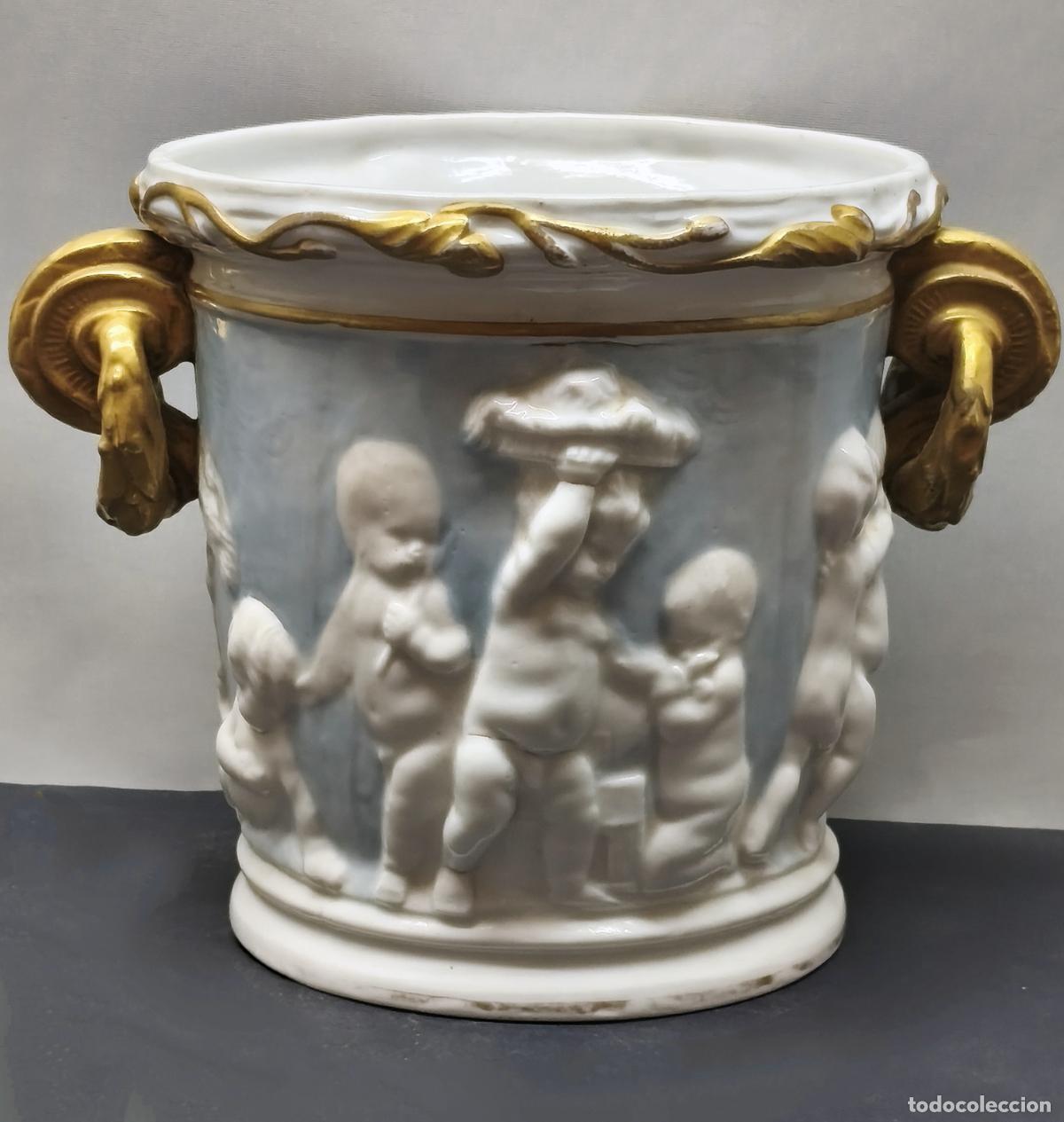Antig&uuml;edades: Antigua maceta en porcelana blanca esmaltada en azul y oro