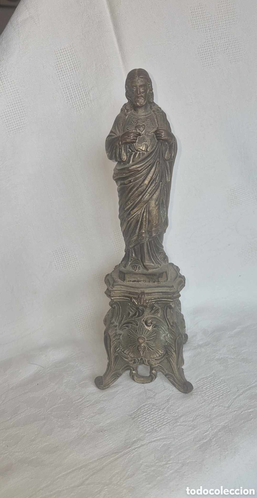 Antig&uuml;edades: Antigua figura del Sagrado Coraz&oacute;n de Jes&uacute;s sobre peana ornamental &ndash; Metal / Calamina &ndash; 24,5 cm