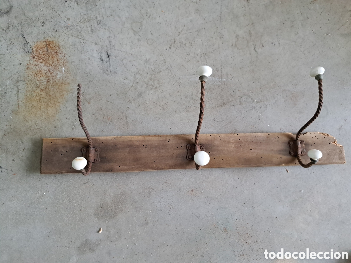 Antig&uuml;edades: Jml Antiguo perchero pared madera, forja y porcelana.
