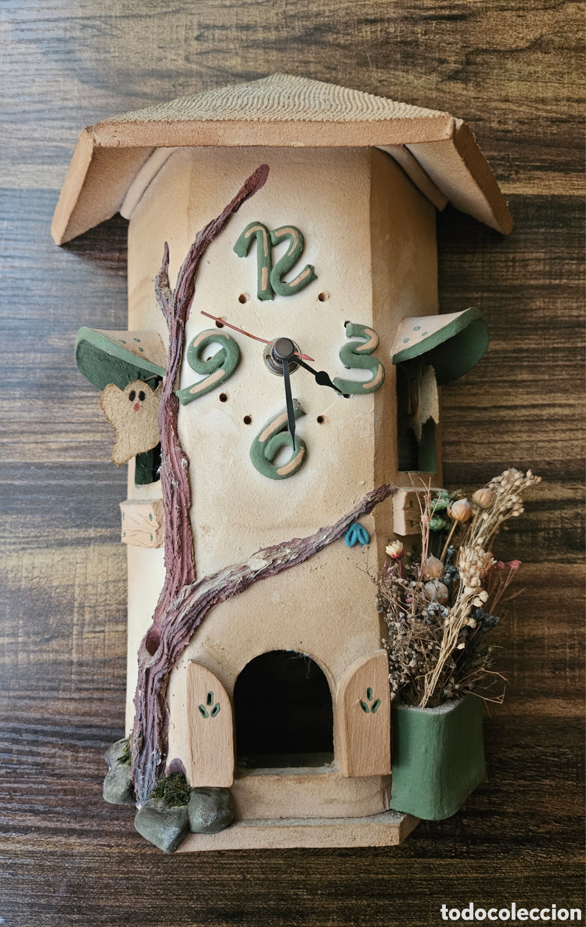 Antig&uuml;edades: Reloj de Pared Artesanal Casita Encantada Terracota / Cer&aacute;mica - Con Fantasma y Flores Secas-R&uacute;stico
