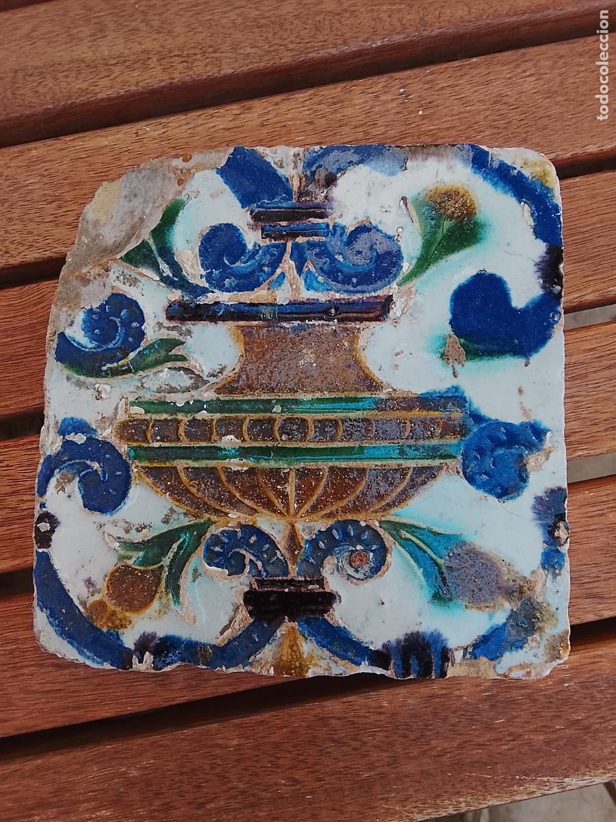 Antig&uuml;edades: Magn&iacute;fico Azulejo de Arista S. XVI. Jarr&oacute;n Renacentista. Zona Teruel / Arag&oacute;n. 3 cm Grosor