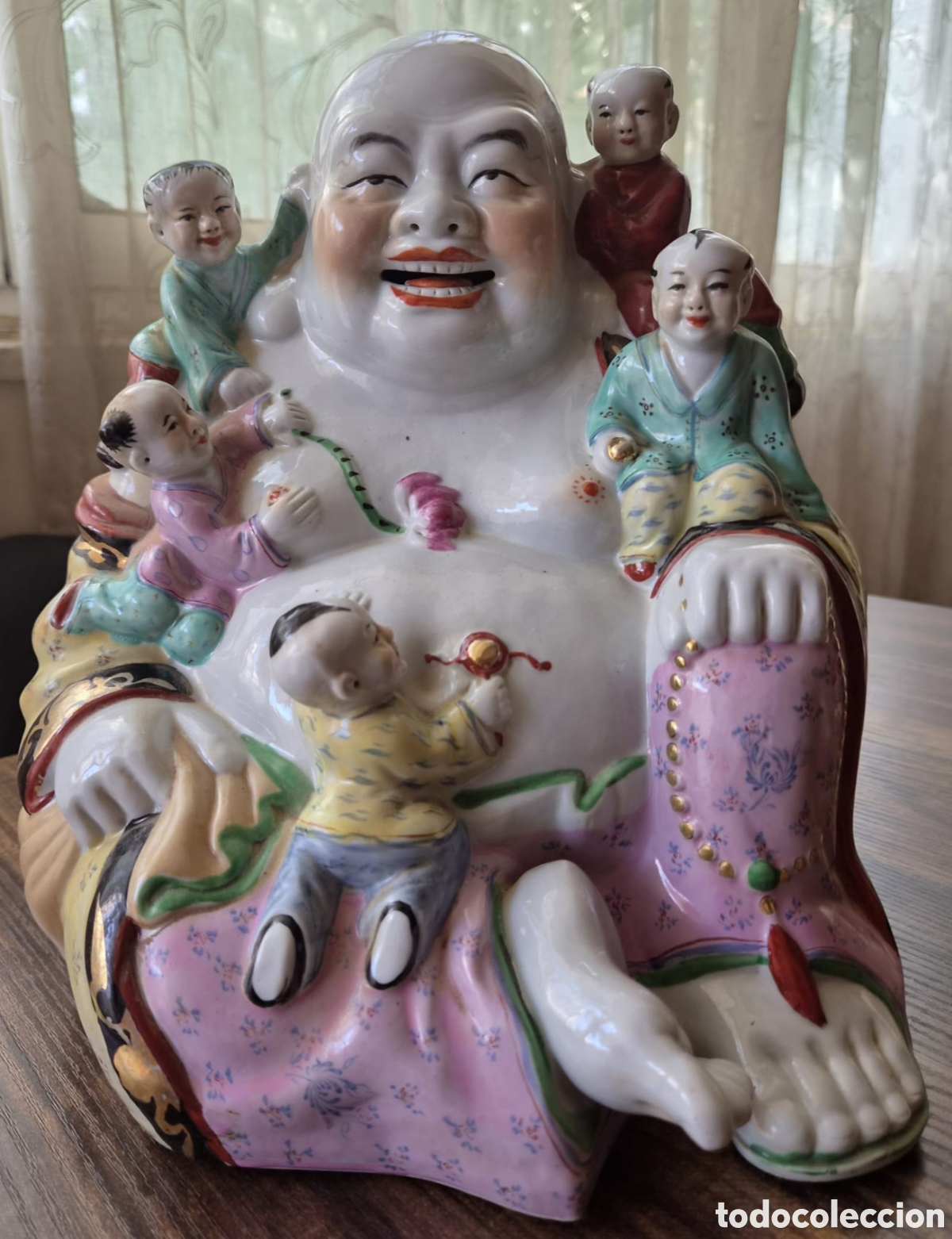 Antig&uuml;edades: ​Gran Figura Buda Sonriente de la Suerte con Ni&ntilde;os &ndash; Porcelana China Pol&iacute;croma Famille Rose,(+30 A.)