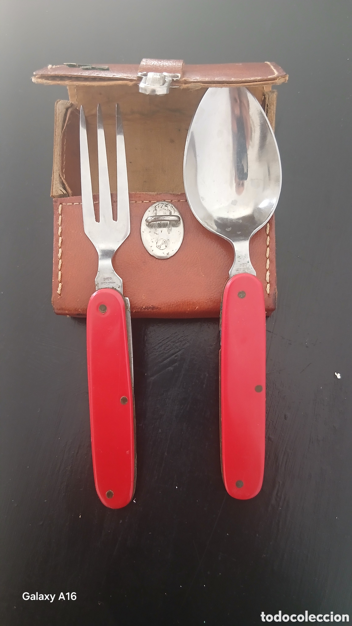Antig&uuml;edades: Set de cubiertos de camping con funda de cuero. - Cuchara y tenedor con mangos rojos. - Funda de cu