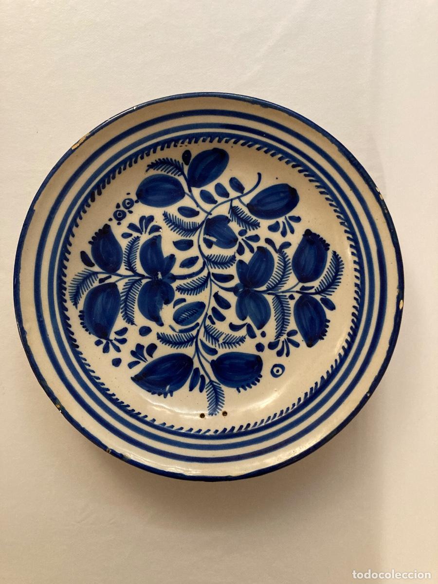 Antig&uuml;edades: Antiguo plato de cer&aacute;mica de Manises, Siglo XIX, decorado a mano, perfecto estado. Di&aacute;metro 32,5 cm