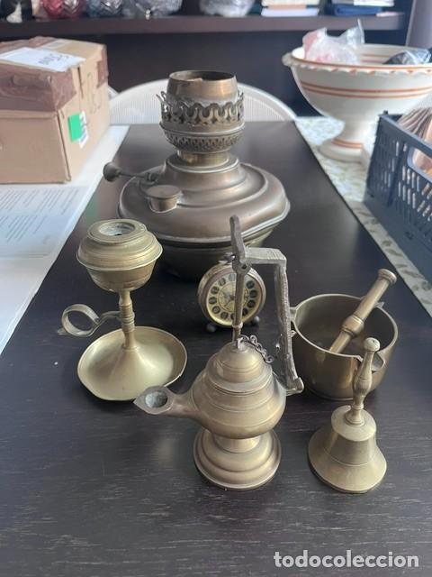 Antig&uuml;edades: Objetos antiguos de lat&oacute;n / bronce (quinqu&eacute;, l&aacute;mpara aceite, mortero y mazo, reloj, campana, candil)