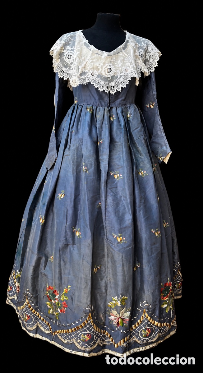 Antig&uuml;edades: Antiguo vestido de seda bordado, siglo XVlll. Pieza de museo.