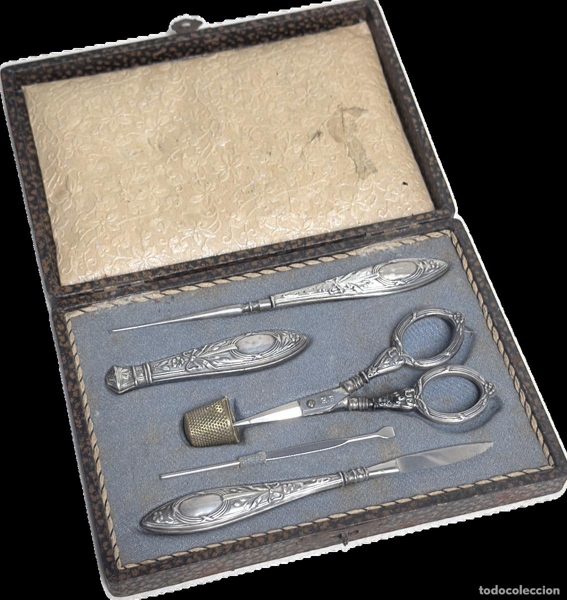 Antig&uuml;edades: ESTUCHE ANTIGUO CON &Uacute;TILES DE PLATA DE 800, HACIA 1900