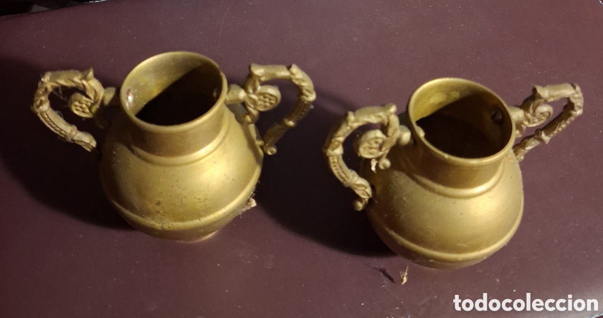 Antig&uuml;edades: Dos jarrones de bronce tipo &aacute;nfora