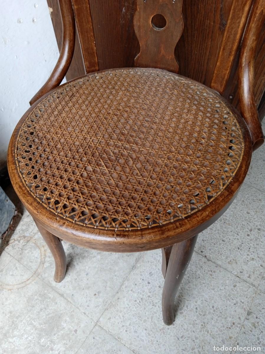 Antig&uuml;edades: Silla antigua de madera y rejilla - Foto 2