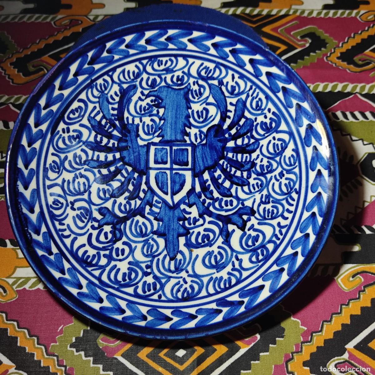 Antig&uuml;edades: Antiguo plato de ceramica de Manises & Escudo heraldico - Aguila pintado a mano.