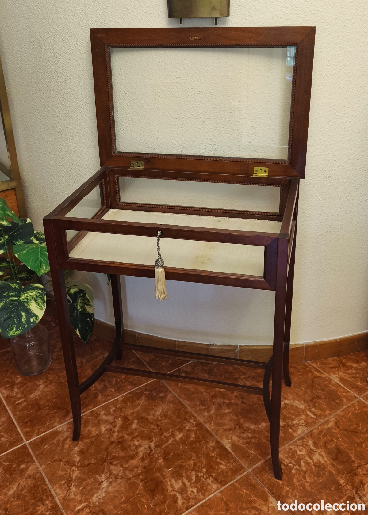 Antig&uuml;edades: Mesa vitrina vintage para exposiciones - Foto 4