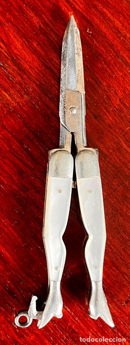Antig&uuml;edades: Tijeras de coser Chatelaine antiguas plegables de celuloide para mujer. miden abiertas 8,2 cms. apro