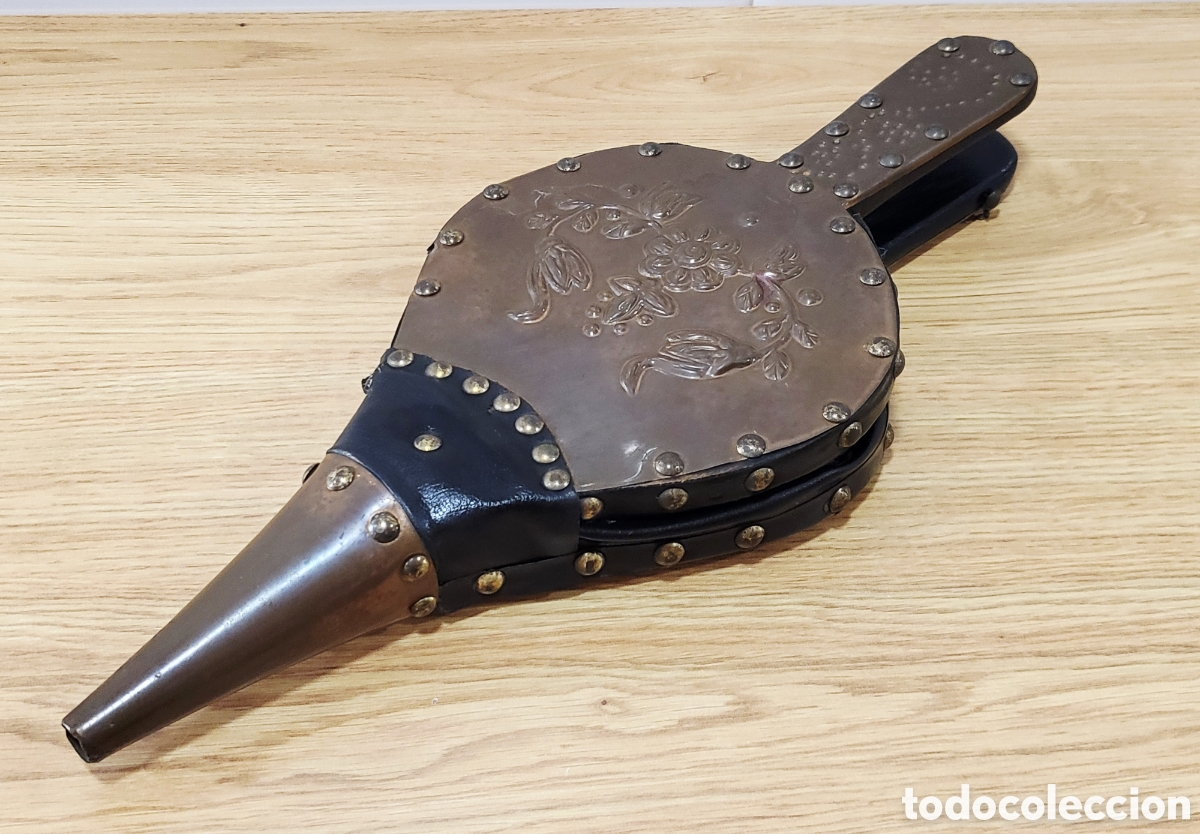 Antig&uuml;edades: Antiguo fuelle manual de chimenea en madera, cuero y lat&oacute;n repujado floral. Mod. 30. Funcional