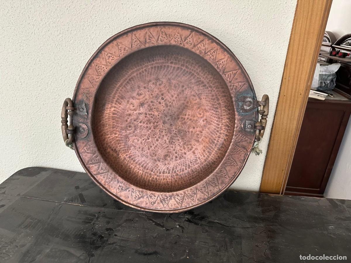 Antig&uuml;edades: Antiguo brasero de bronce repujado