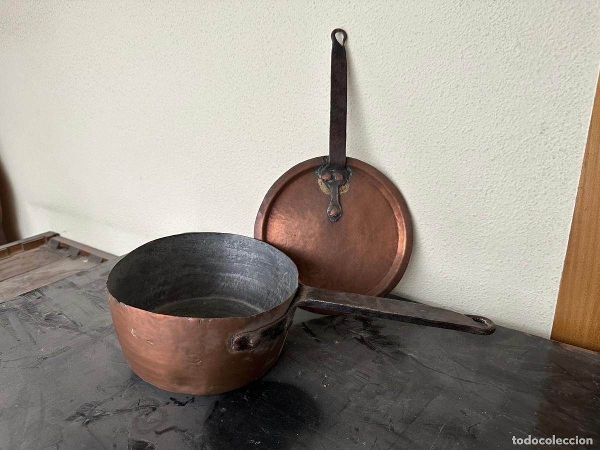 Antig&uuml;edades: Antiguo cazo de metal cobrizo, probablemente cobre esta&ntilde;ado, con mango de hierro