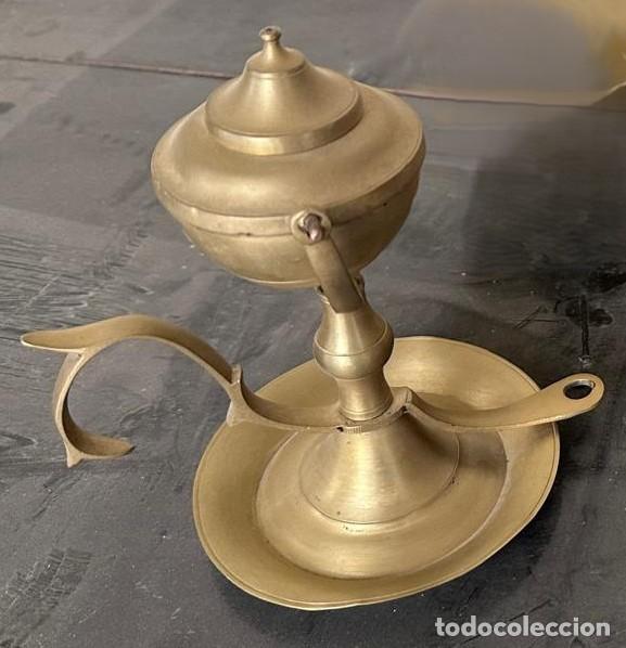 Antig&uuml;edades: Antiguo vel&oacute;n / candil de aceite de lat&oacute;n o bronce con dep&oacute;sito y brazos