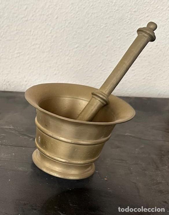 Antig&uuml;edades: Antiguo almirez / mortero de lat&oacute;n o bronce con mano