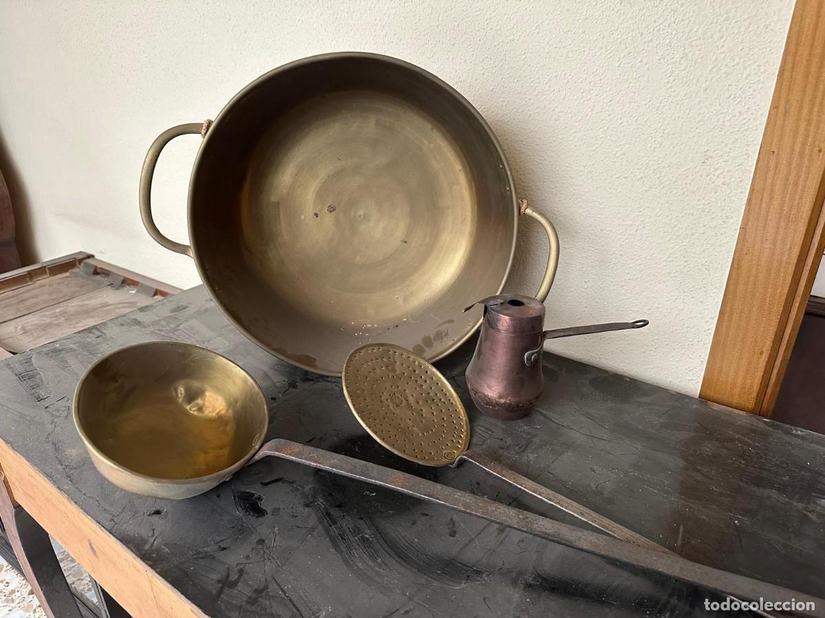 Antig&uuml;edades: Lote de antiguos utensilios de cocina en cobre, lat&oacute;n y hierro &ndash; cazo, espumadera y perol