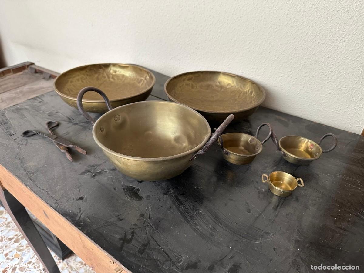 Antig&uuml;edades: Lote 7 utensilios antiguos de cocina en lat&oacute;n y hierro &ndash; cuencos, perol y cazos