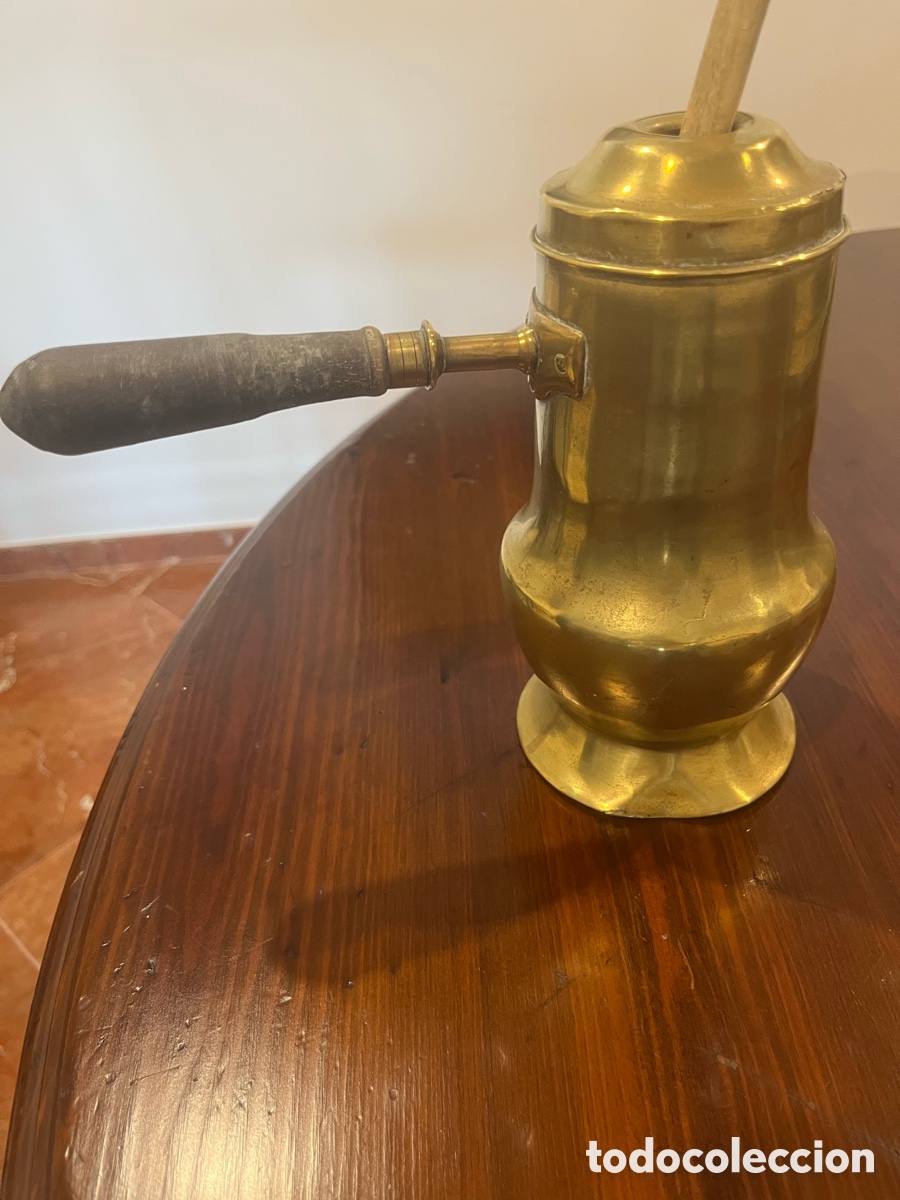 Antig&uuml;edades: Chocolatera antigua de lat&oacute;n - Foto 2