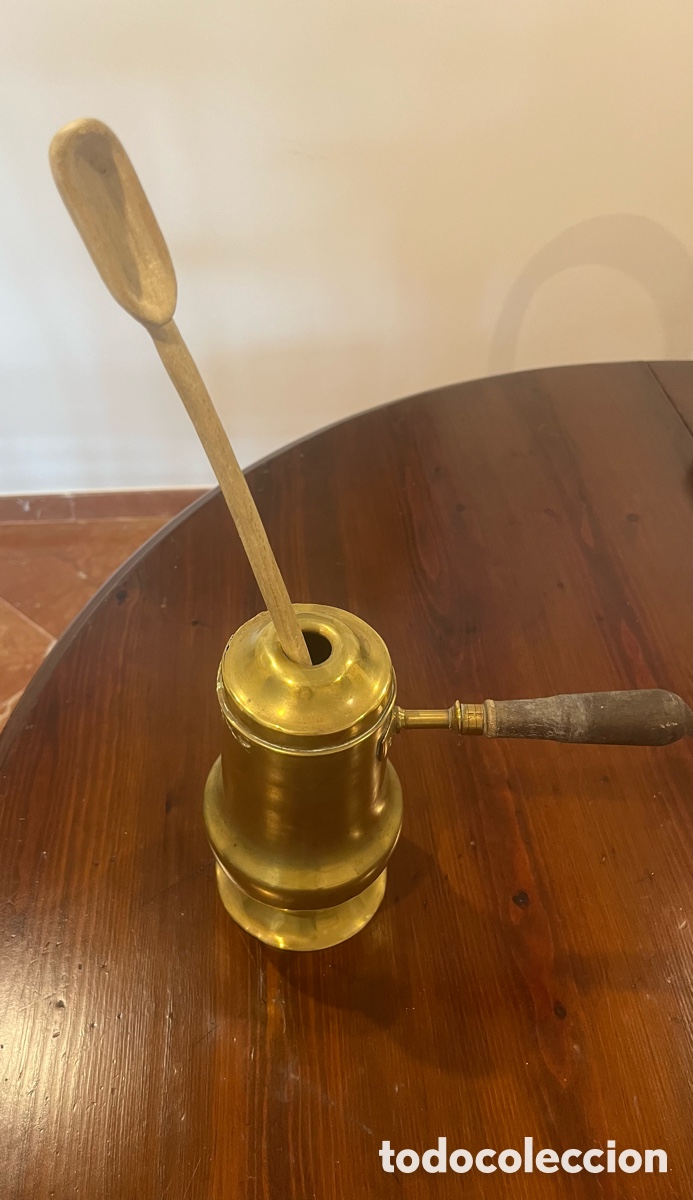 Antig&uuml;edades: Chocolatera antigua de lat&oacute;n - Foto 3