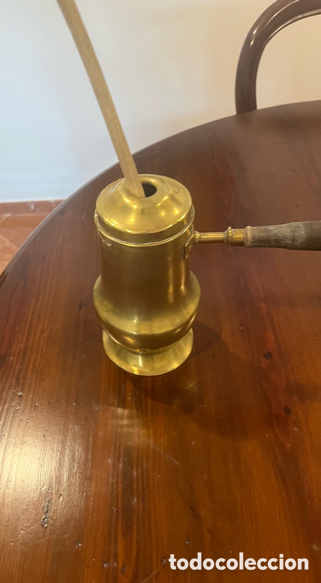 Antig&uuml;edades: Chocolatera antigua de lat&oacute;n