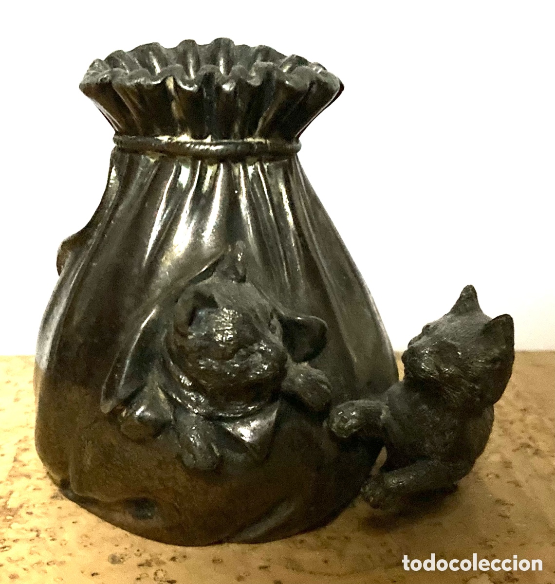 Antig&uuml;edades: Preciosa hucha de alpaca plateada, principios XX, saquito con dos gatitos jugando.