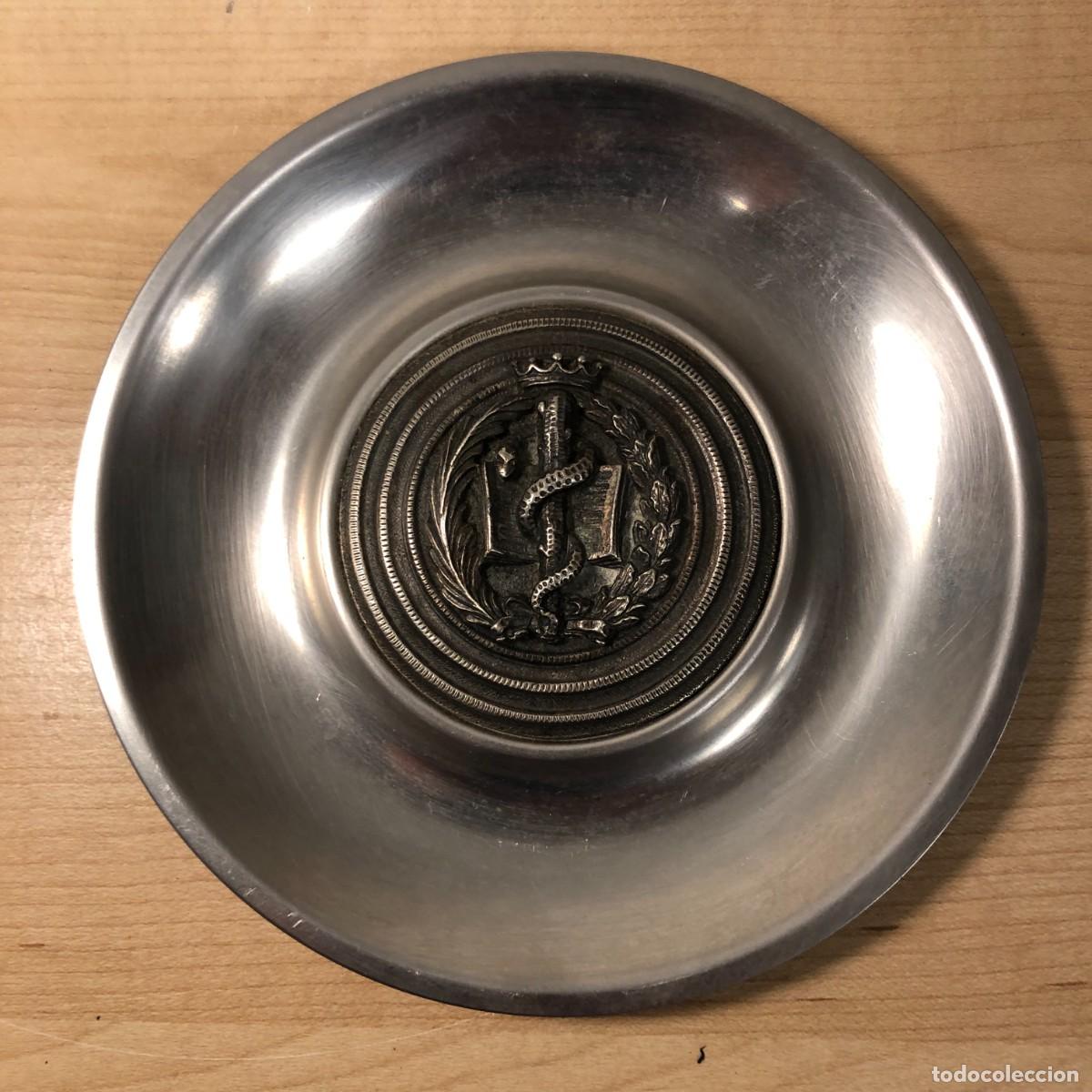 Antig&uuml;edades: Bandeja m&eacute;dica vintage metal plateado medall&oacute;n serpiente laureles corona medicina
