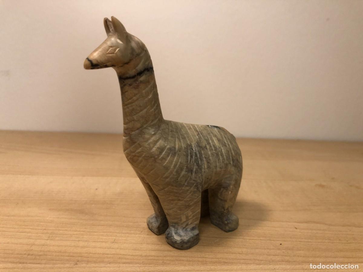 Antig&uuml;edades: Llama alpaca andina tallada a mano en piedra natural figura artesanal 10 cm