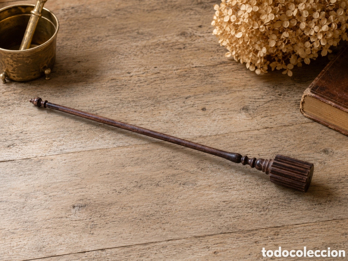 Antig&uuml;edades: Moussoir o espumador de chocolatera en madera torneada. Siglo XIX