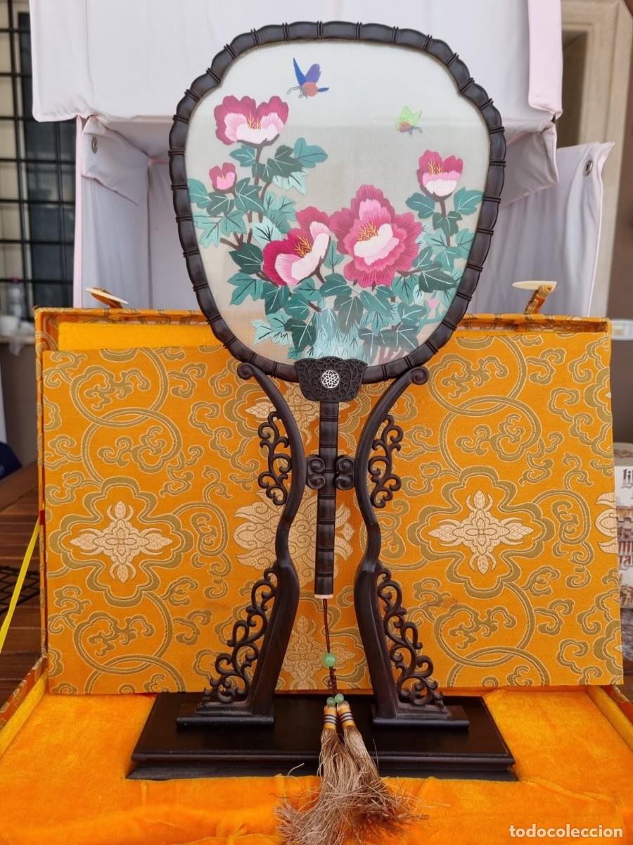 Antig&uuml;edades: Abanico chino Tuanshan en preciada madera y seda, protecci&oacute;n de cristal en caja original