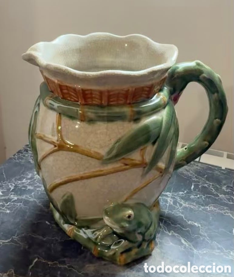 Oggetti Antichi: Jarra de May&oacute;lica Vintage &ndash; Dise&ntilde;o de Bamb&uacute; y Rana en Relieve (Firmada / Numerada 16)