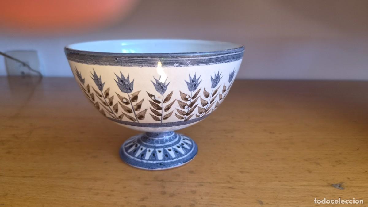 Antig&uuml;edades: Vasija de ceramica blanca con decoraci&oacute;n floral azul
