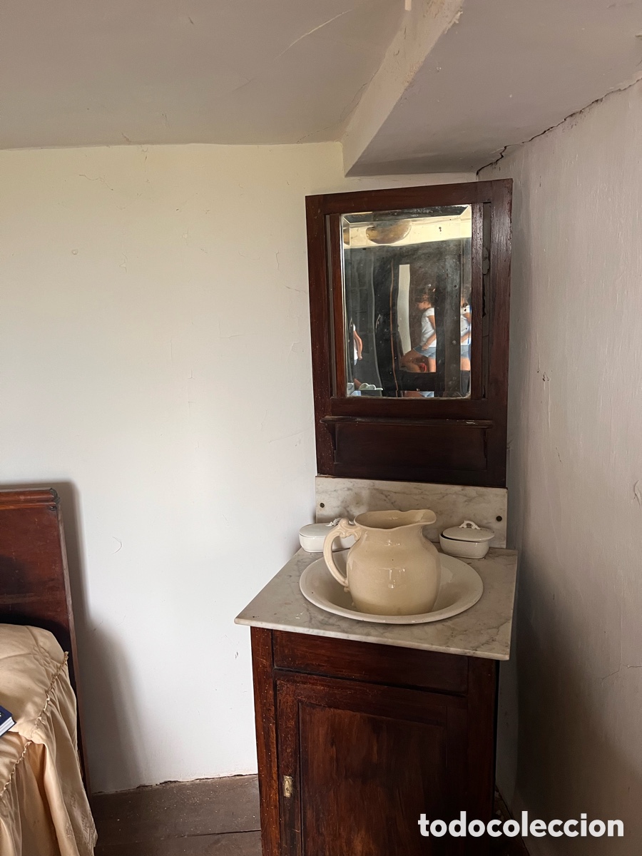 Antig&uuml;edades: Antiguo palanganero de madera con m&aacute;rmol, espejo, jarra y palangana
