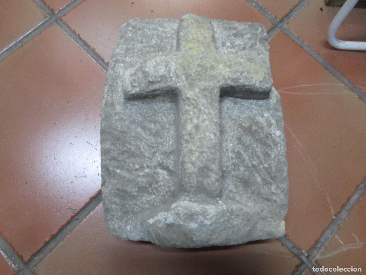 Antig&uuml;edades: CRUZ TALLADA SOBRE PIEDRA PA&Iacute;S Y RELIEVE, JARD&Iacute;N EMPOTRAR PARED CAPILLA ETC - 39X28X15cm. + INFO