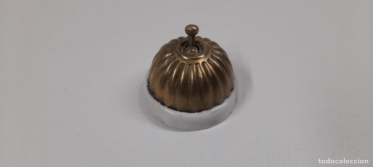 Antig&uuml;edades: ANTIGUO INTERRUPTOR MODERNISTA . REALIZADO EN LATON Y PORCELANA . MEDIDA DE DIAMETRO 4,6 CM