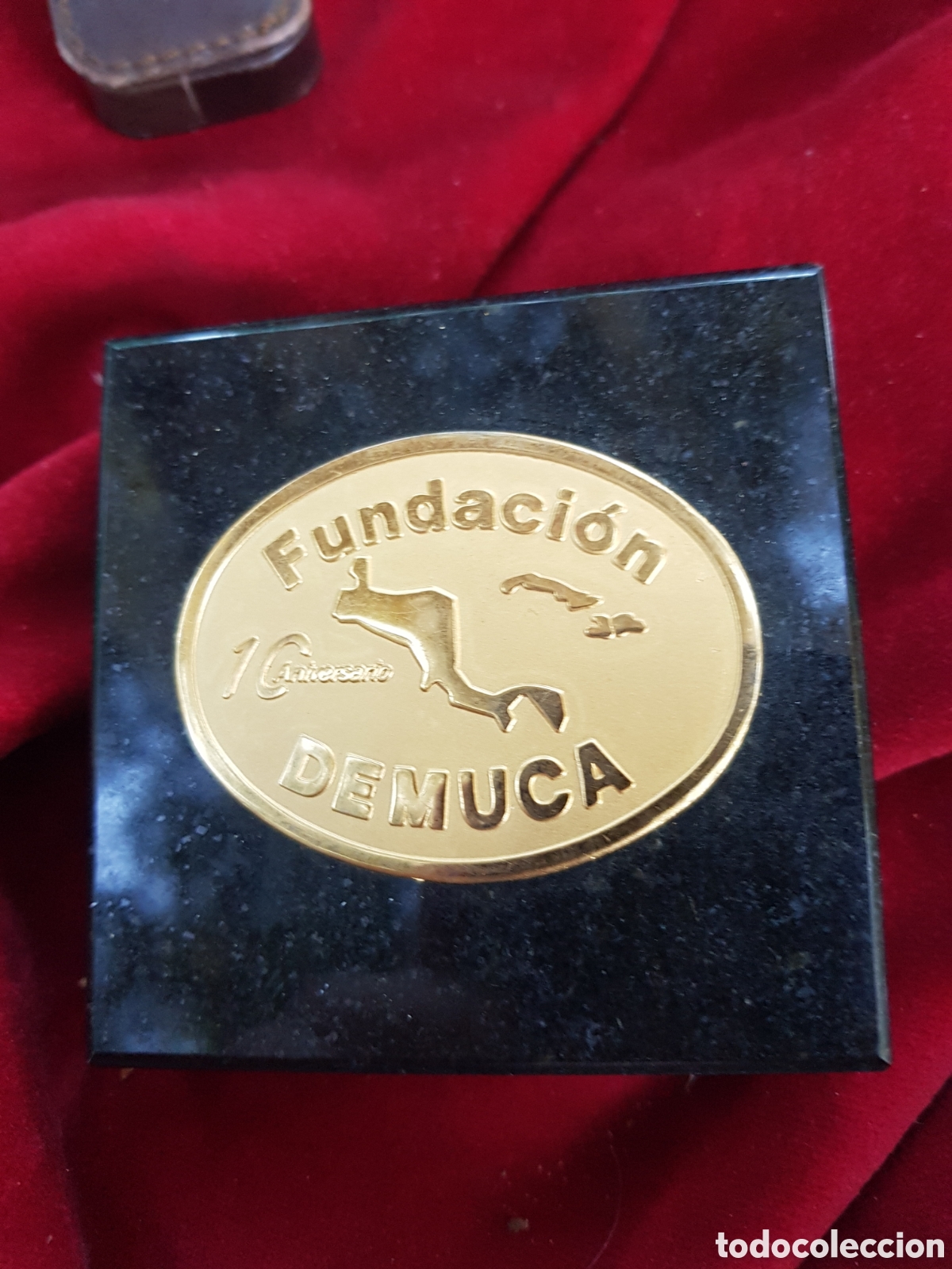 Antig&uuml;edades: ANTIGUO PISAPAPELES DE METAL Y MARMOL FUNDACION DEMUCA