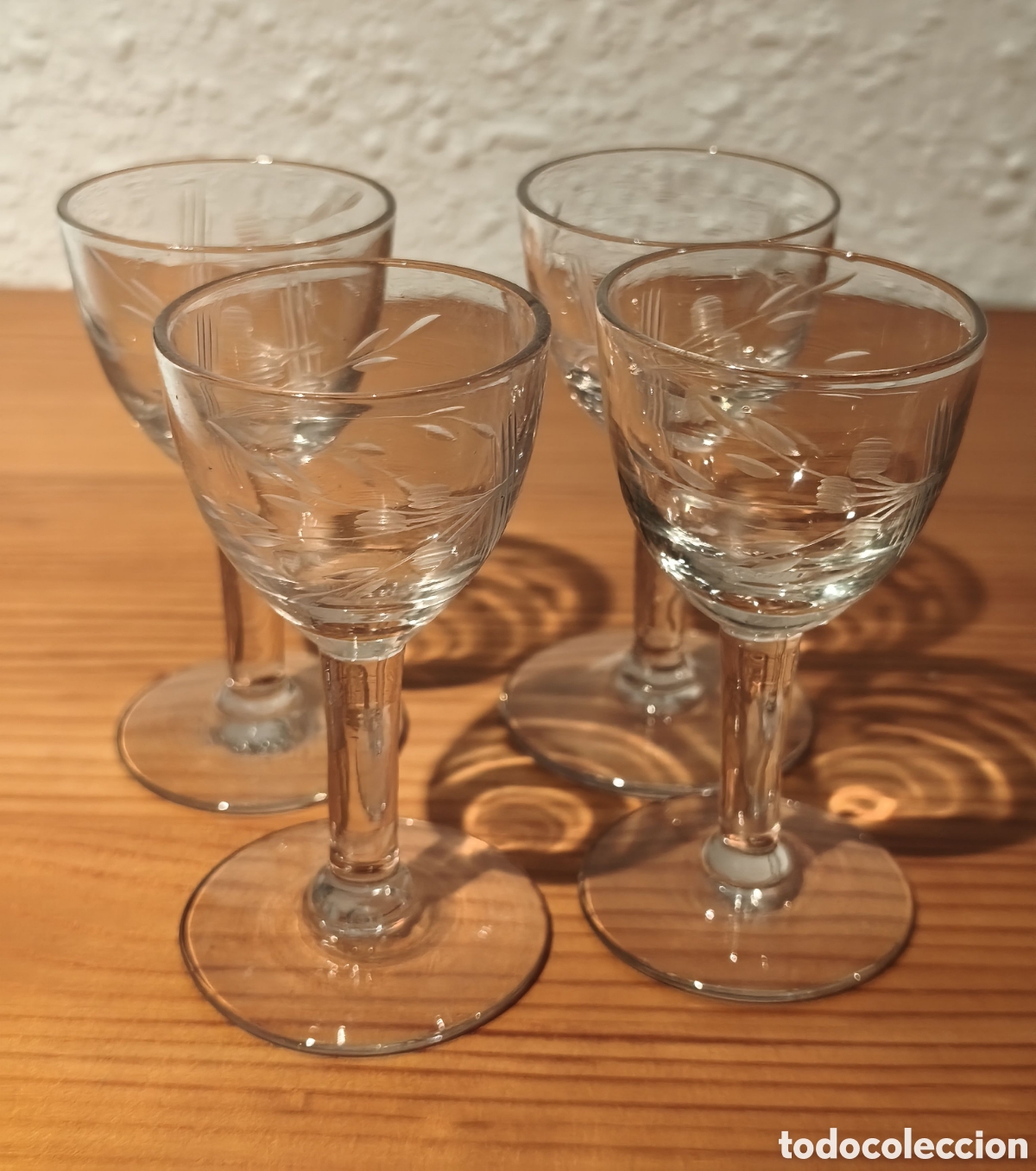 Antig&uuml;edades: 4 copas peque&ntilde;as de vino