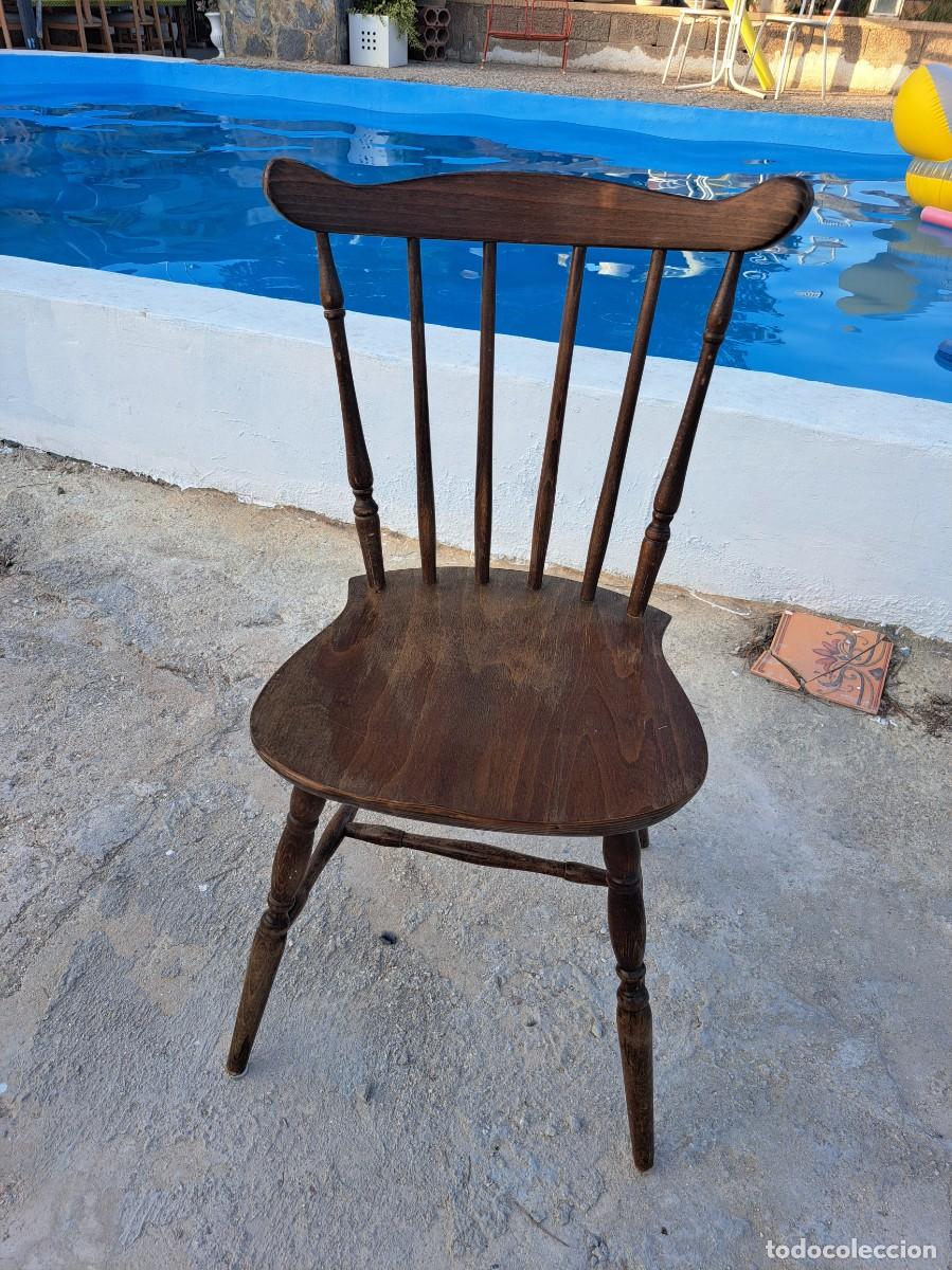 Antig&uuml;edades: Silla de madera de roble estilo Windsor con un caracter&iacute;stico respaldo de palillos.
