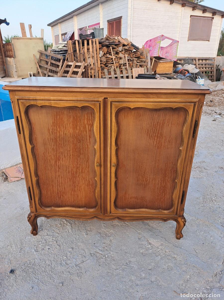 Antig&uuml;edades: Antiguo aparador franc&eacute;s 2 puertas paneles frontales de molduras onduladas.
