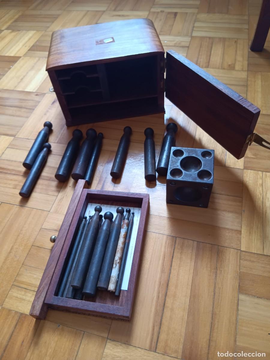 Antig&uuml;edades: KIT DE HERRAMIENTAS DE JOYER&Iacute;A DE METAL (EMBUTIDORA PARA ENGARZAR JOYAS) EN CAJA DE MADERA