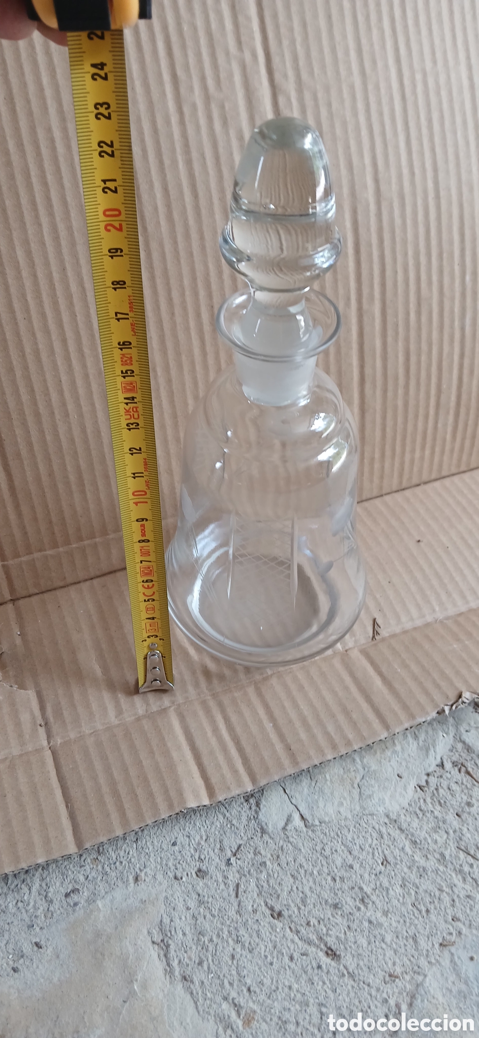 Antig&uuml;edades: Frasca o licorera vintage de vidrio grabado