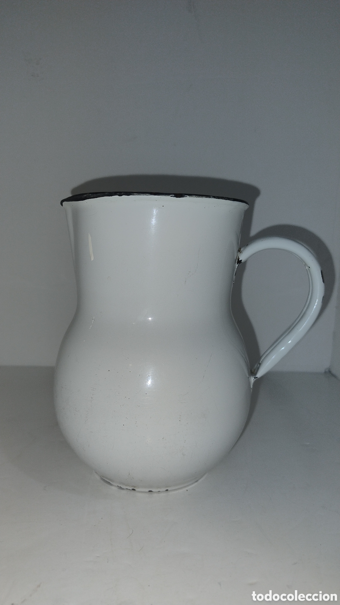Antig&uuml;edades: Jarra de hierro esmaltado en blanco